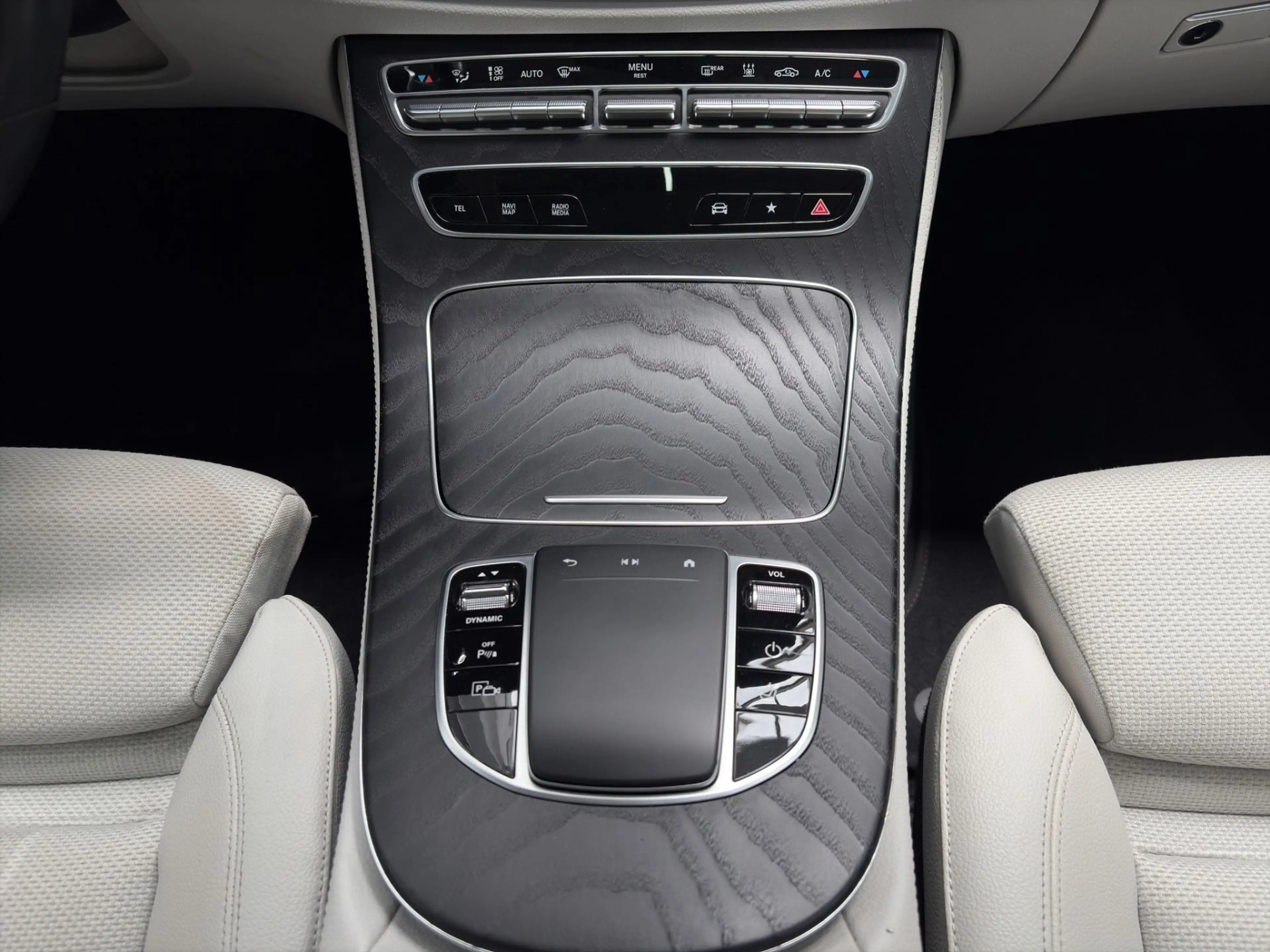 Mercedes-Benz E 300 de T Avantgarde Aut. *PANO*HEADUP*ANHÄNGERKUPP.*3 — photo 12