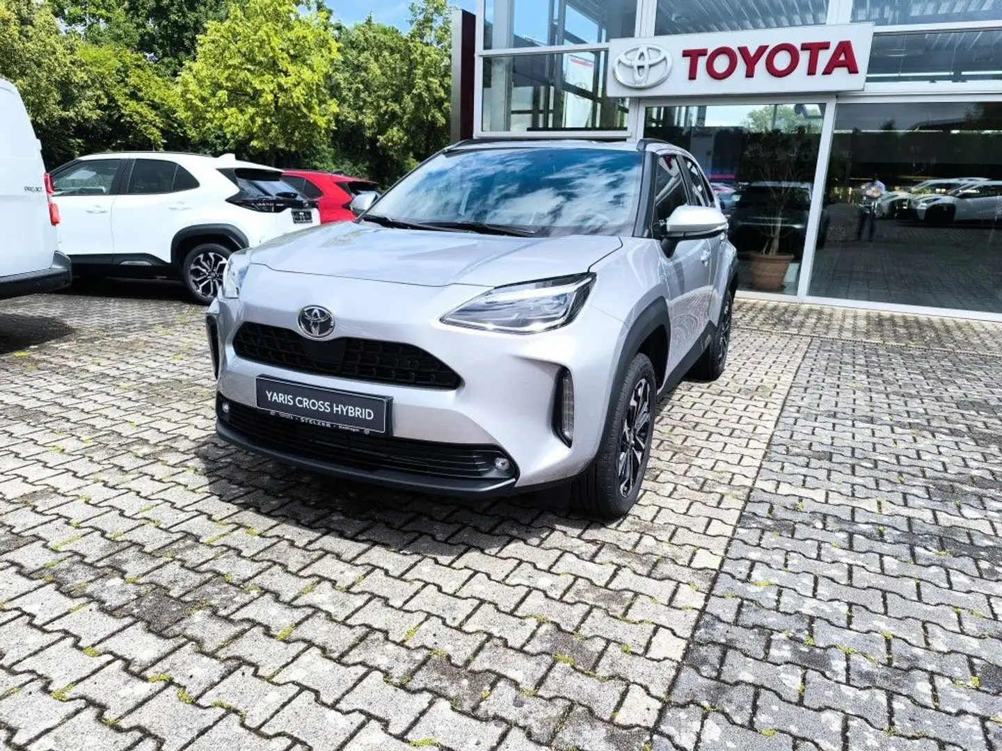 Toyota Yaris Cross Hybrid 130 1.5 VVT-i Teamplayer Zilver - 1