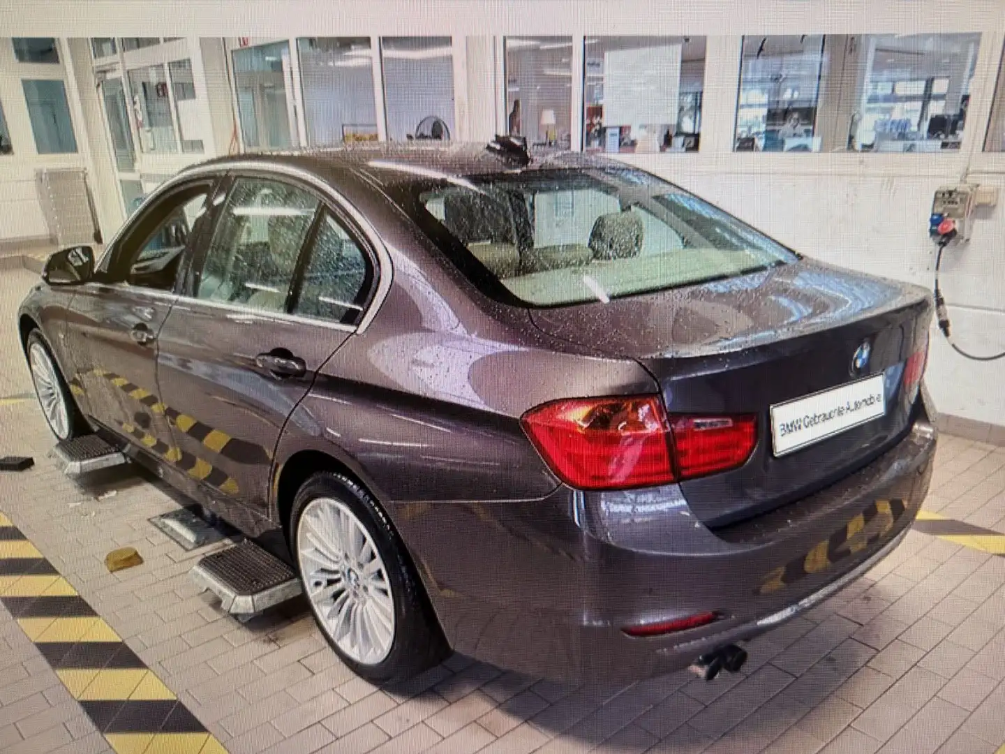 BMW 328 i Limousine/Automatik/Leder/Navi - 2