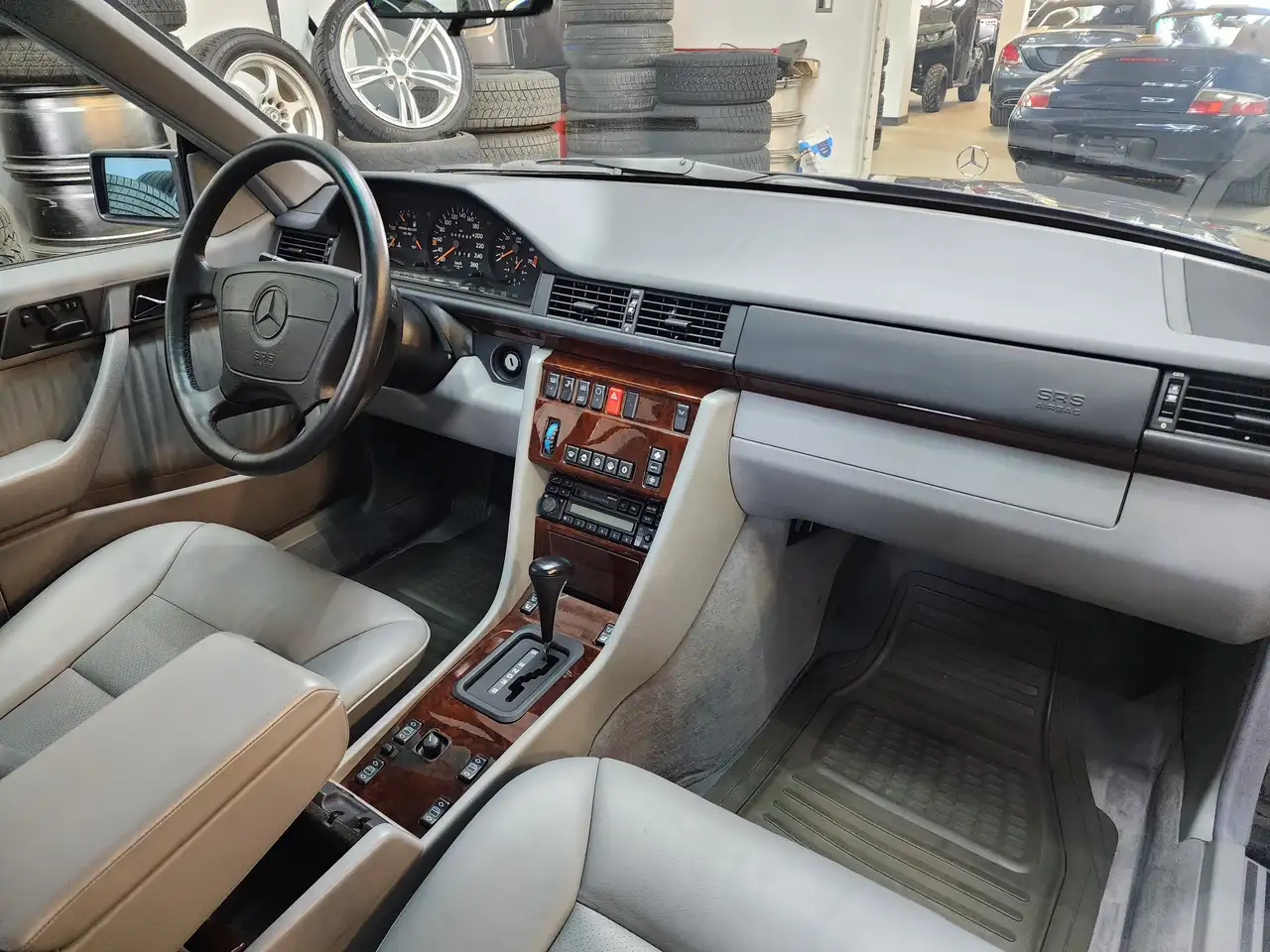 Mercedes-Benz E-Class снимка Mercedes-Benz E-Class