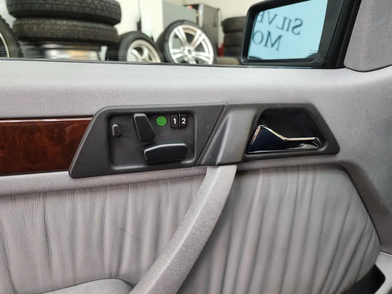 Mercedes-Benz E-Class снимка Mercedes-Benz E-Class