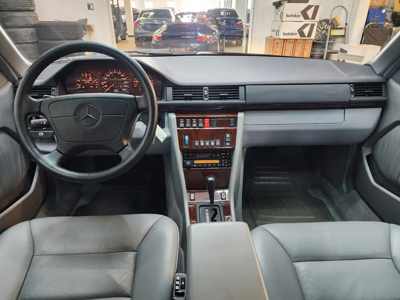 Mercedes-Benz E-Class снимка Mercedes-Benz E-Class