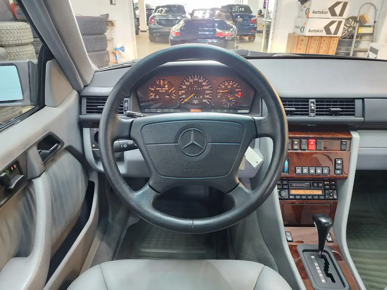 Mercedes-Benz E-Class снимка Mercedes-Benz E-Class