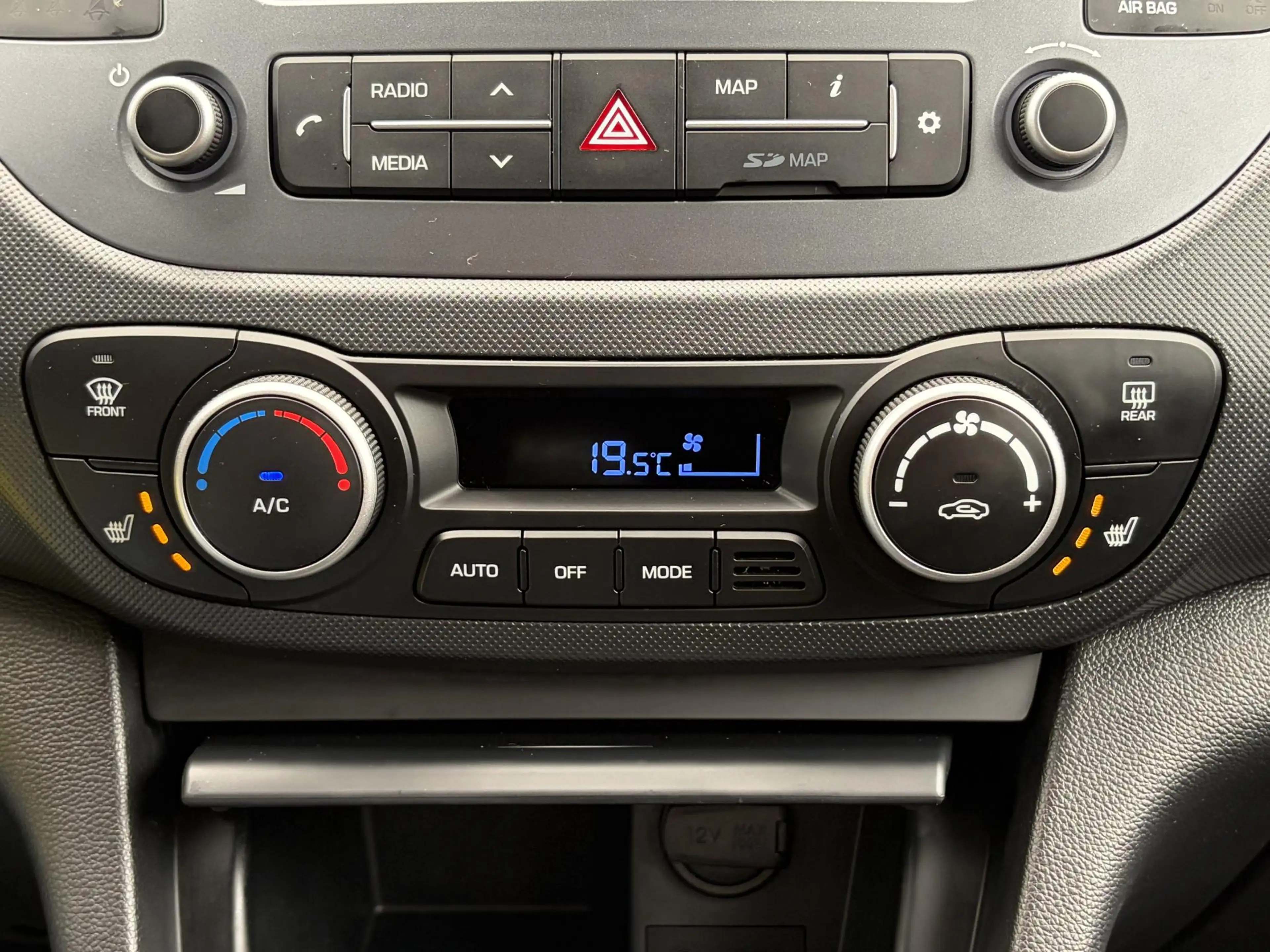 Hyundai i10 1.0 Premium / Trekhaak / Stoel en stuurverwarming — photo 19
