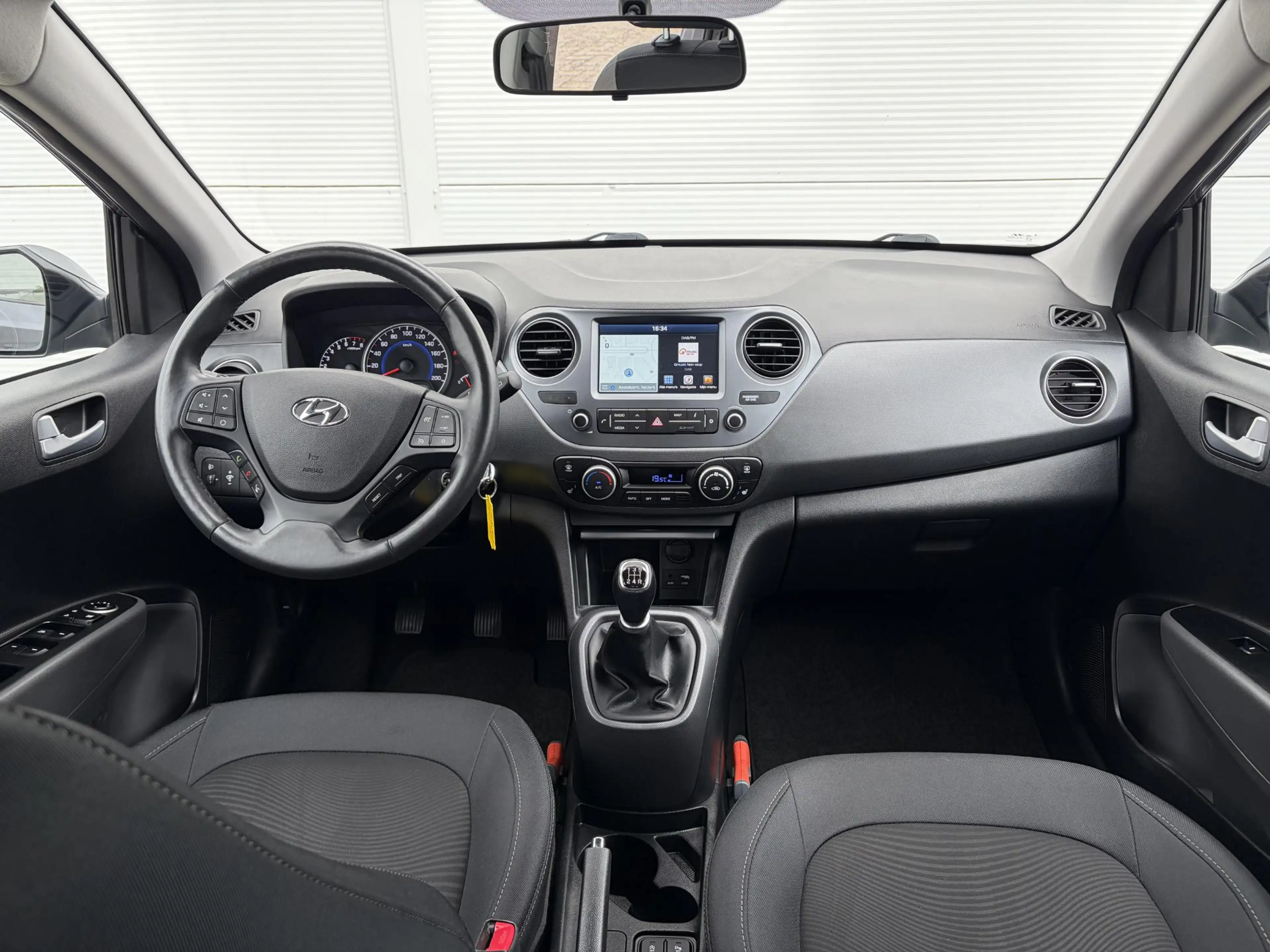 Hyundai i10 1.0 Premium / Trekhaak / Stoel en stuurverwarming — photo 2