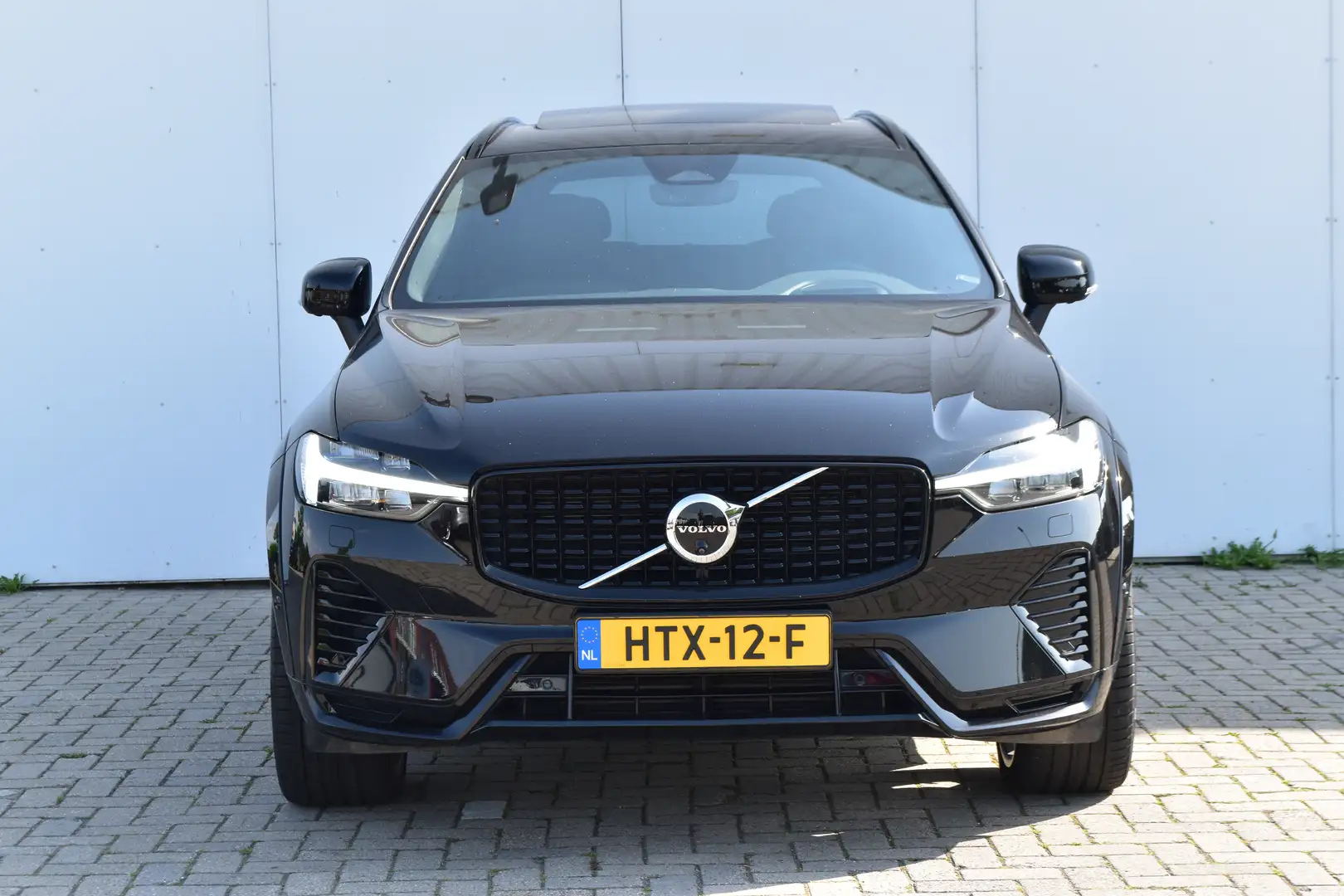 Volvo XC60 T6 Ultimate Dark | Luchtvering | Pano | 360 Cam | Zwart - 2