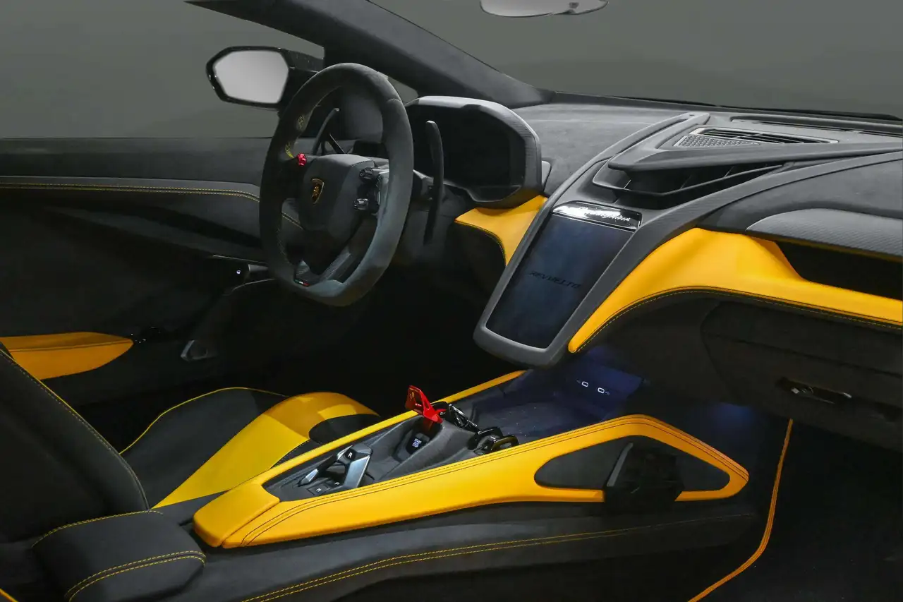 Lamborghini Revuelto снимка Lamborghini Revuelto