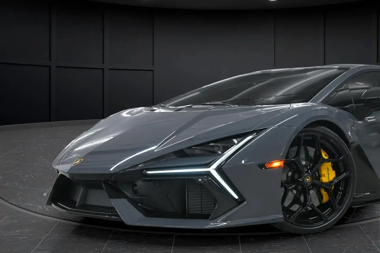 Lamborghini Revuelto снимка Lamborghini Revuelto