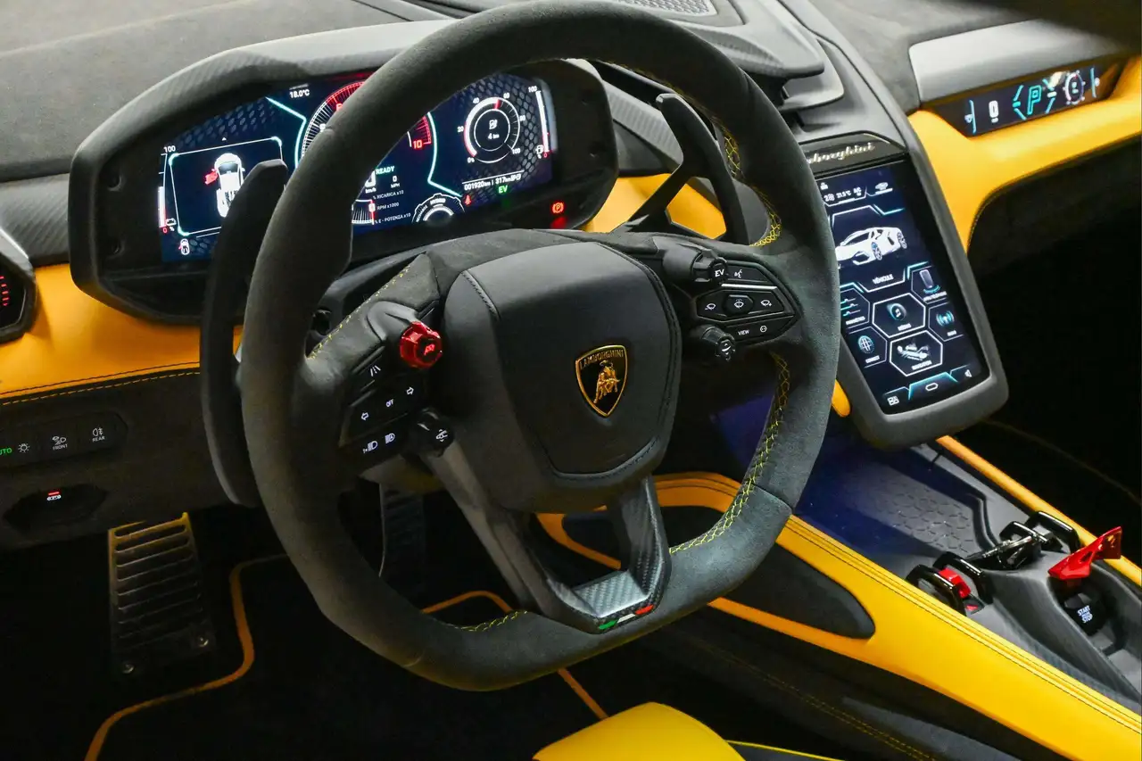 Lamborghini Revuelto снимка Lamborghini Revuelto