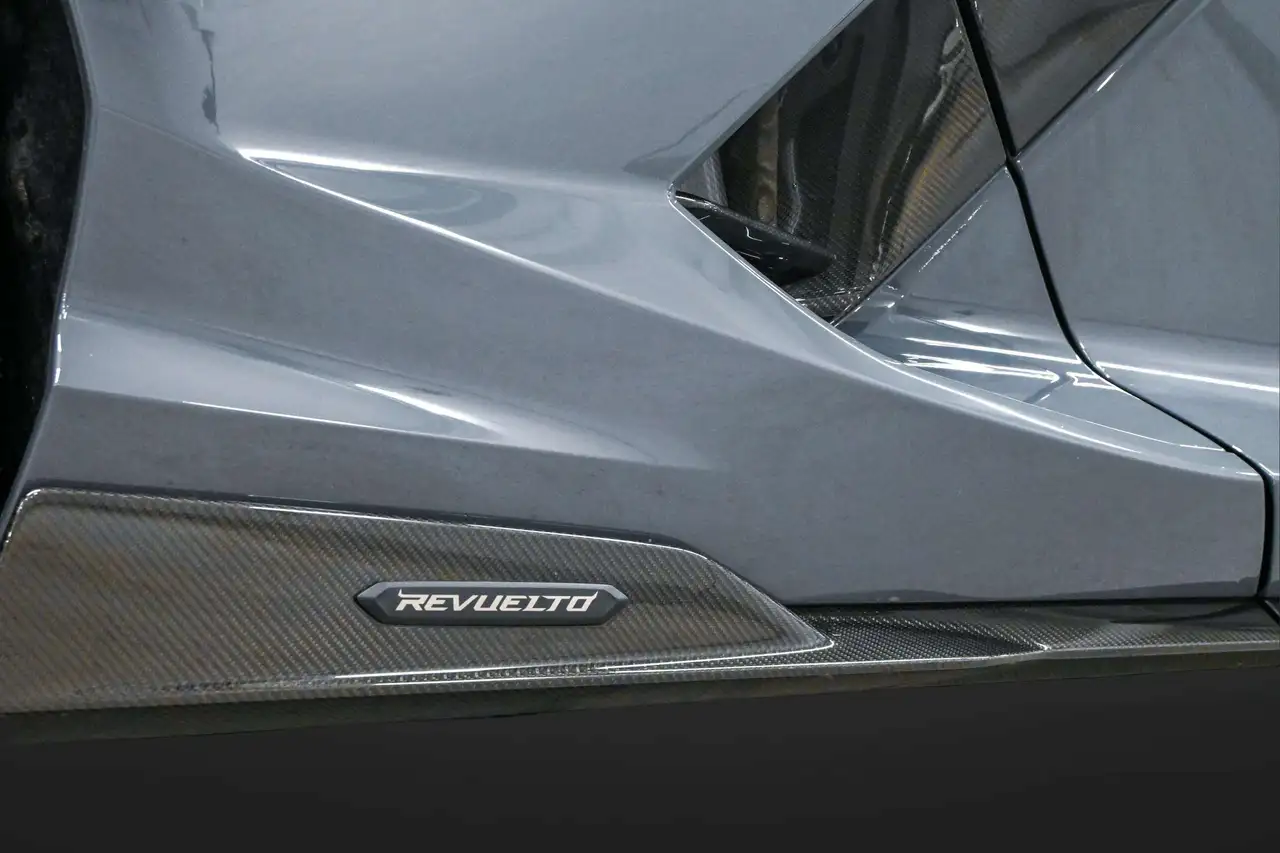 Lamborghini Revuelto снимка Lamborghini Revuelto