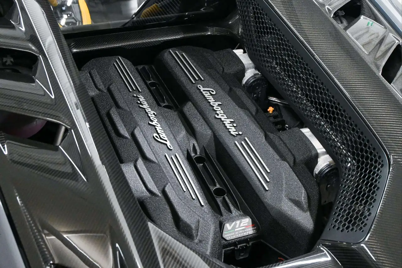 Lamborghini Revuelto снимка Lamborghini Revuelto