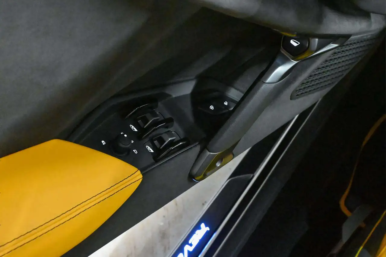 Lamborghini Revuelto снимка Lamborghini Revuelto