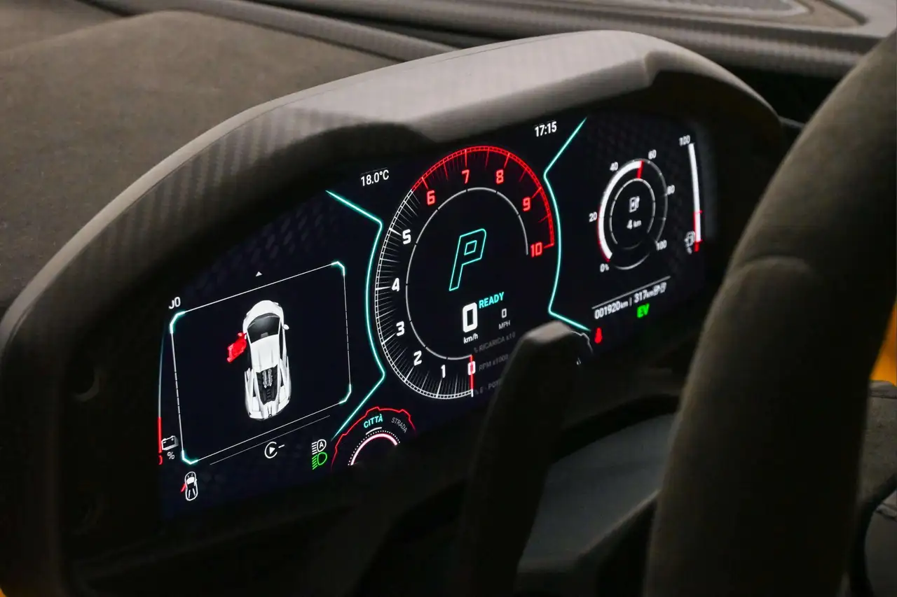 Lamborghini Revuelto снимка Lamborghini Revuelto