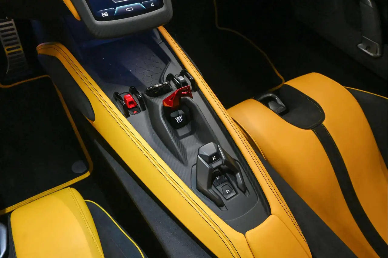 Lamborghini Revuelto снимка Lamborghini Revuelto
