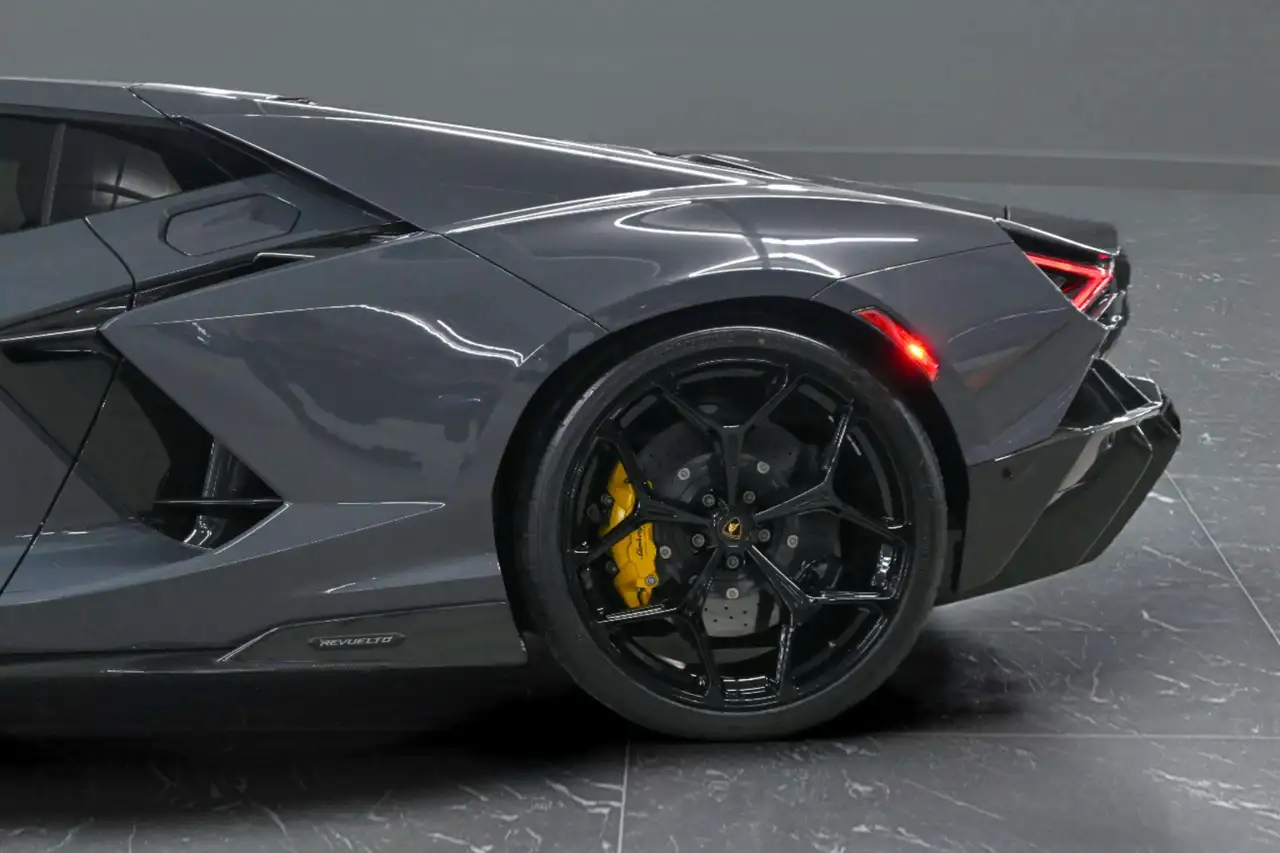Lamborghini Revuelto снимка Lamborghini Revuelto