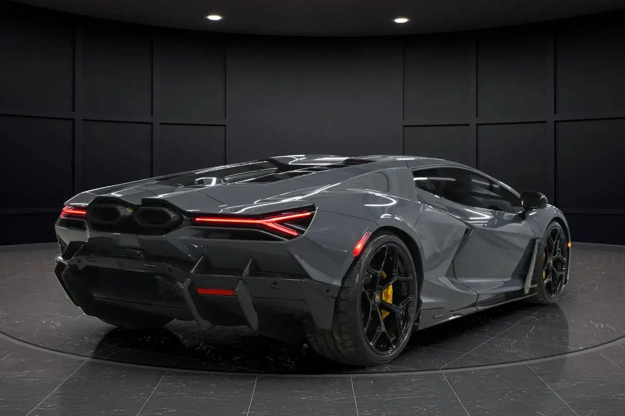 Lamborghini Revuelto снимка Lamborghini Revuelto