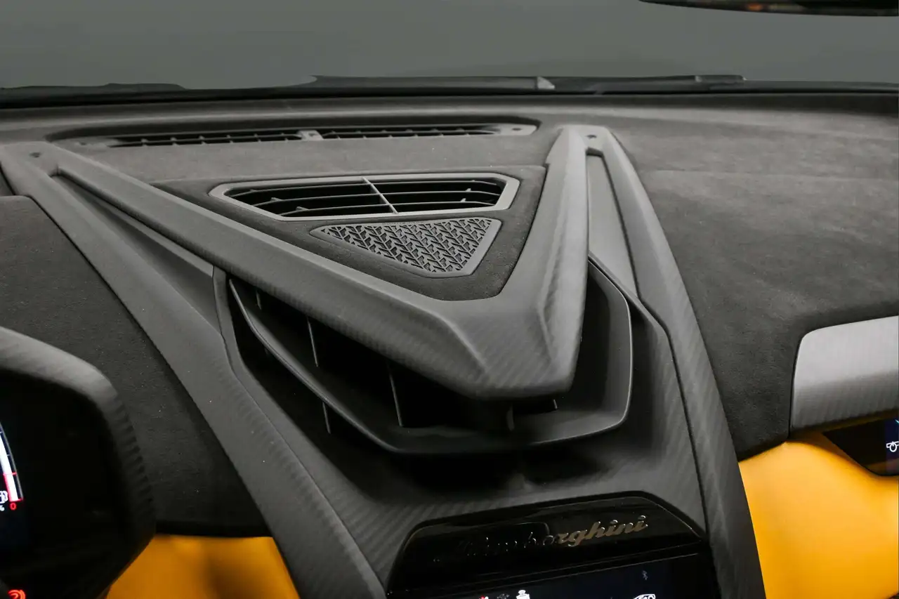 Lamborghini Revuelto снимка Lamborghini Revuelto