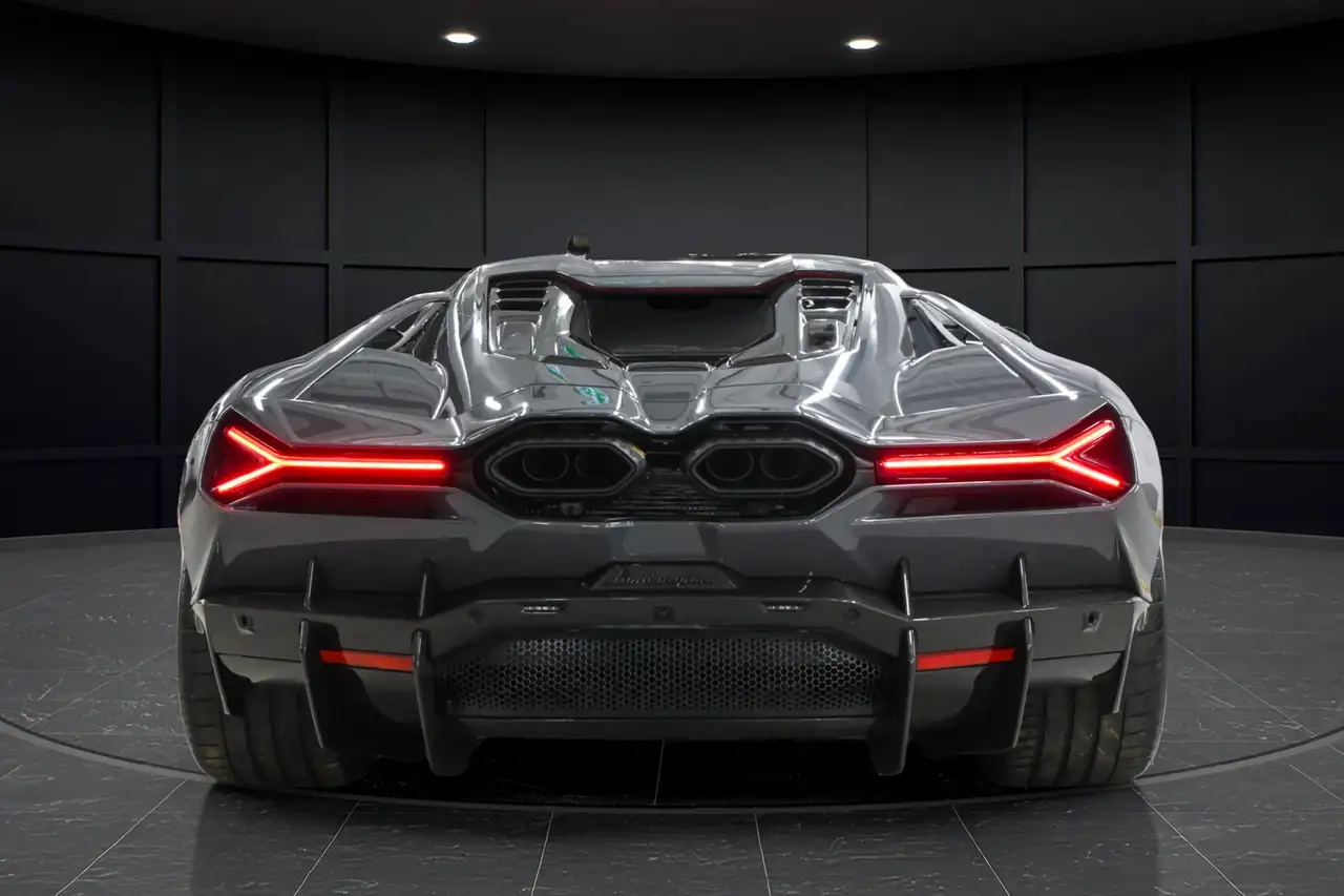 Lamborghini Revuelto снимка Lamborghini Revuelto