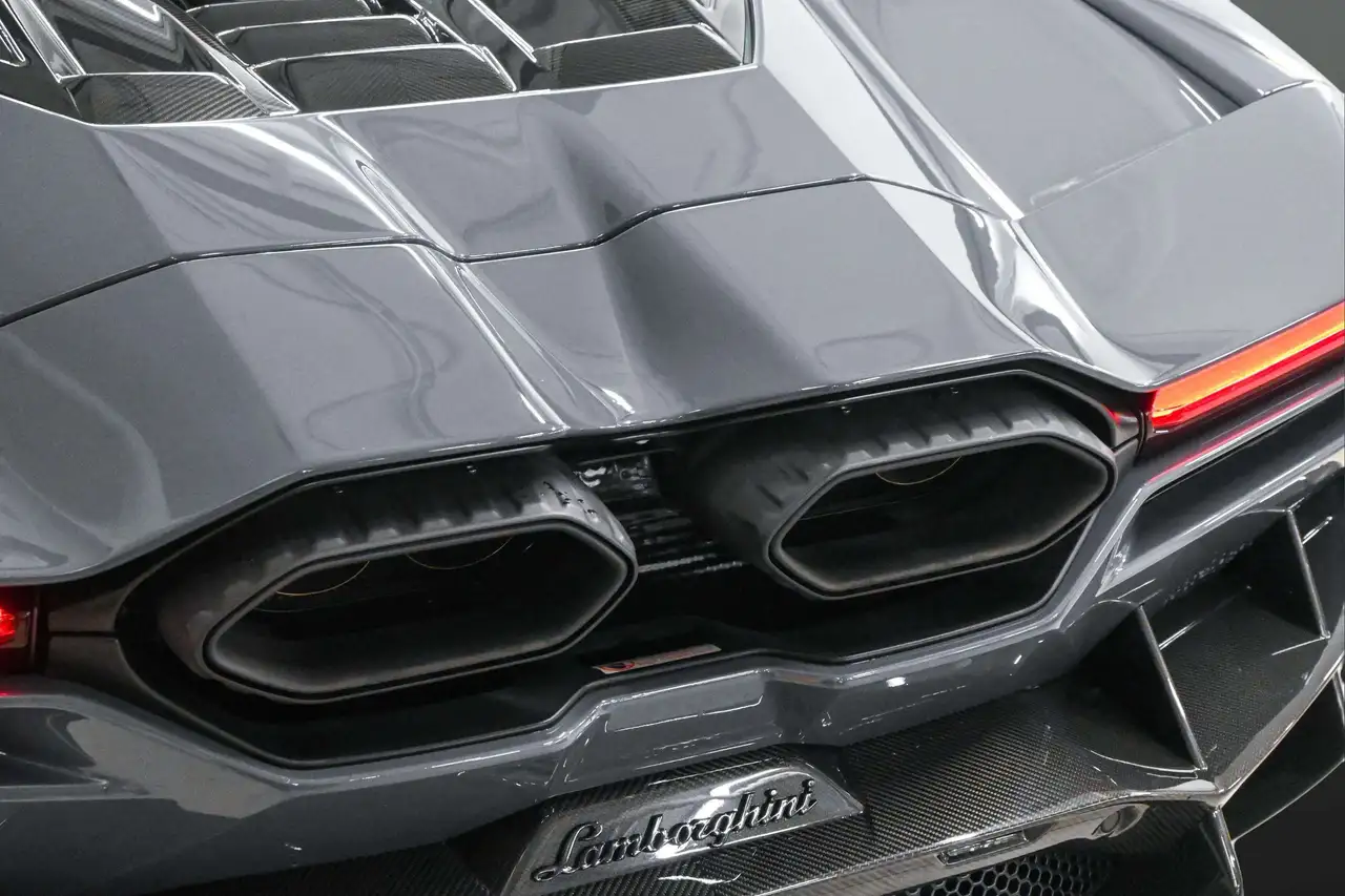 Lamborghini Revuelto снимка Lamborghini Revuelto