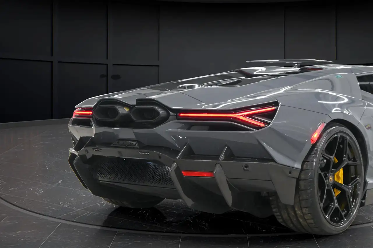 Lamborghini Revuelto снимка Lamborghini Revuelto