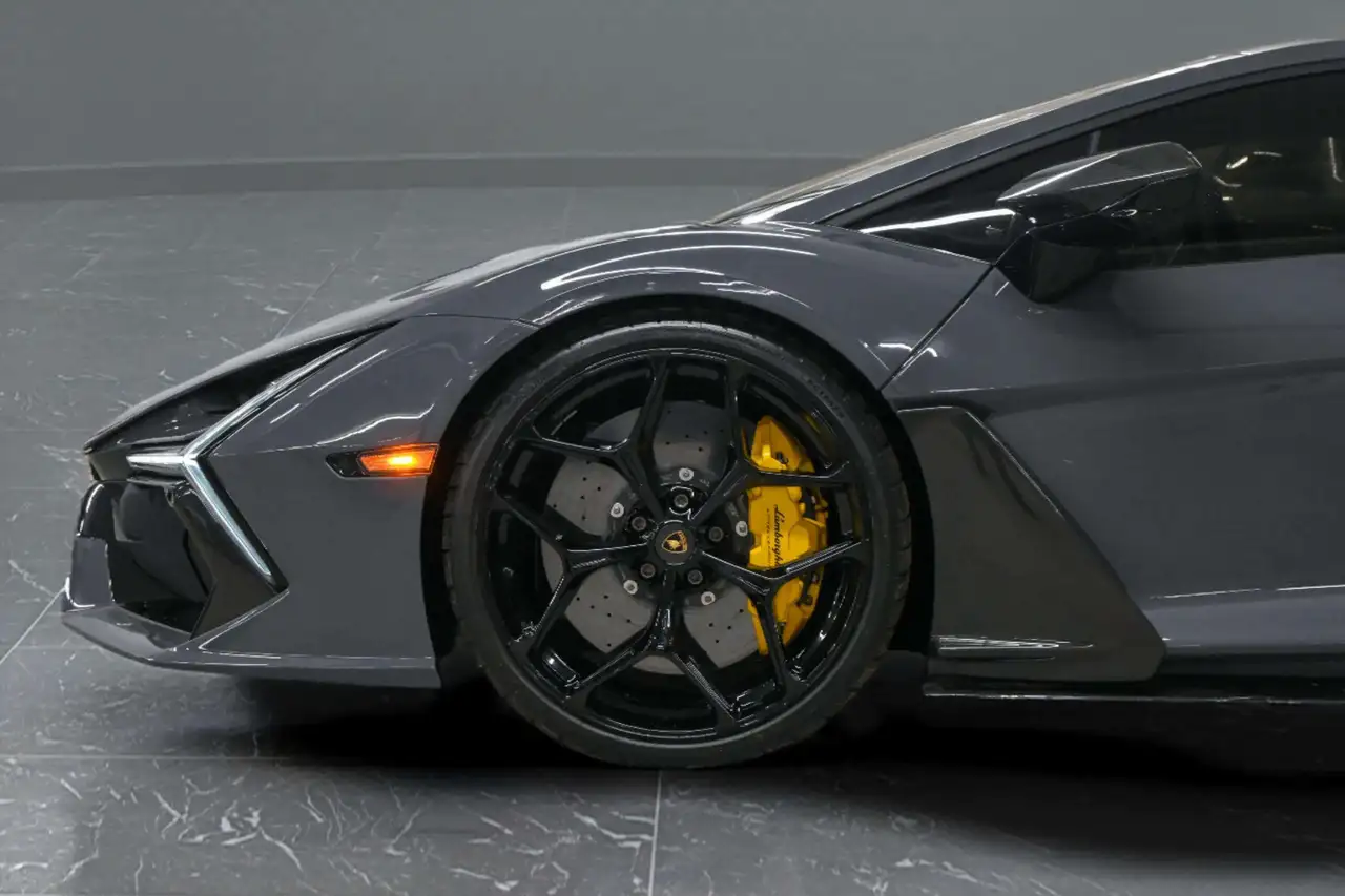 Lamborghini Revuelto снимка Lamborghini Revuelto