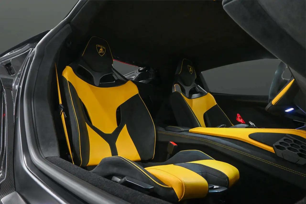 Lamborghini Revuelto снимка Lamborghini Revuelto