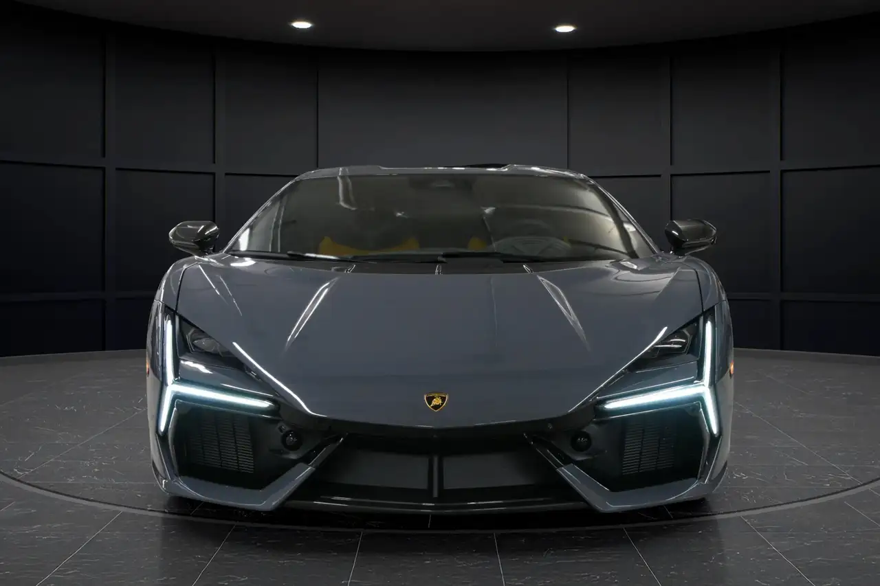 Lamborghini Revuelto снимка Lamborghini Revuelto