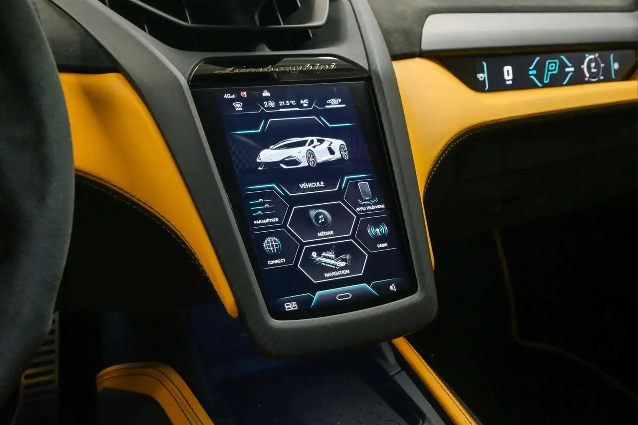 Lamborghini Revuelto снимка Lamborghini Revuelto