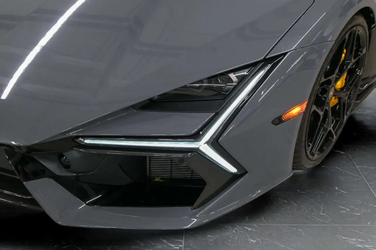 Lamborghini Revuelto снимка Lamborghini Revuelto