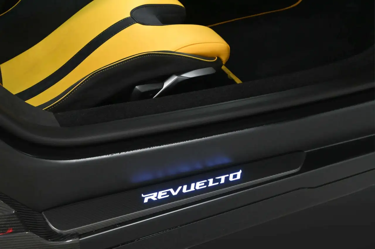 Lamborghini Revuelto снимка Lamborghini Revuelto