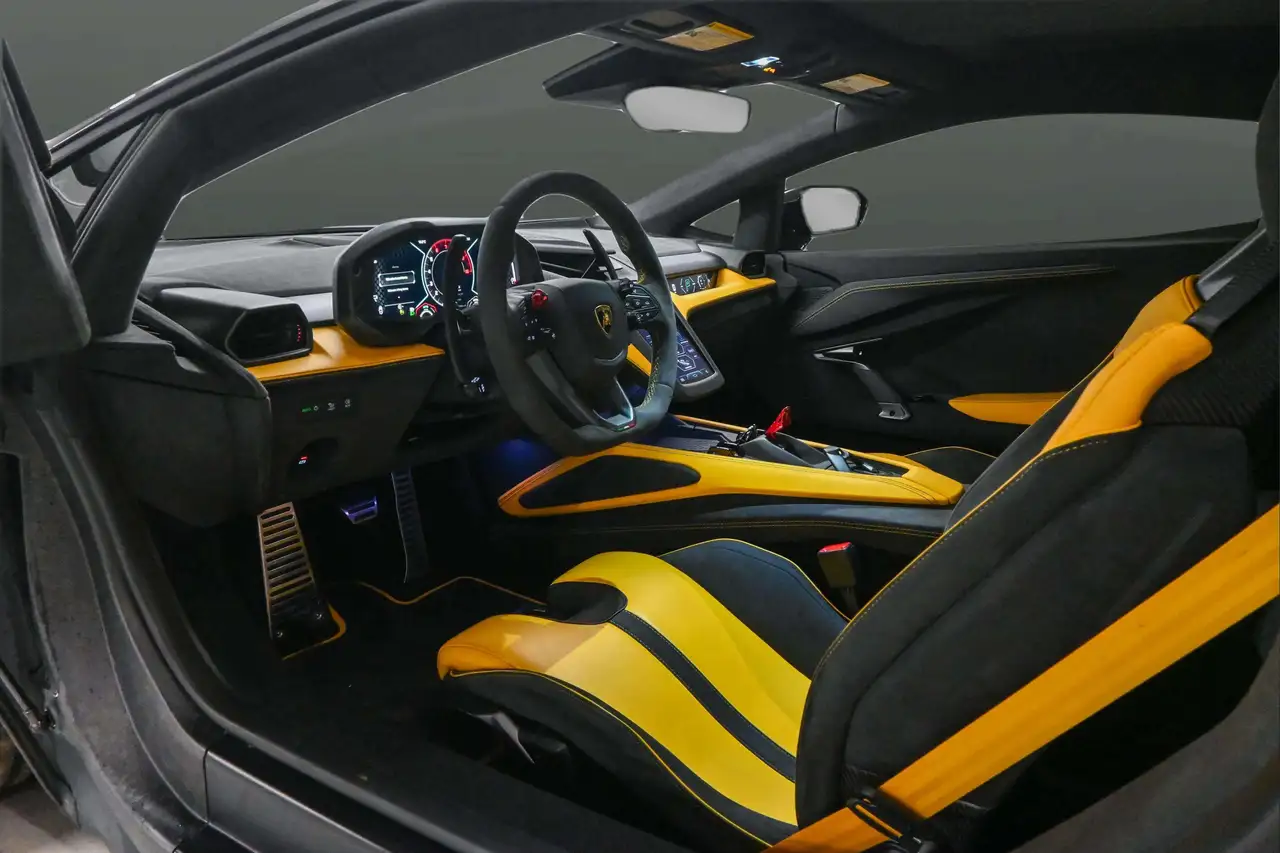 Lamborghini Revuelto снимка Lamborghini Revuelto