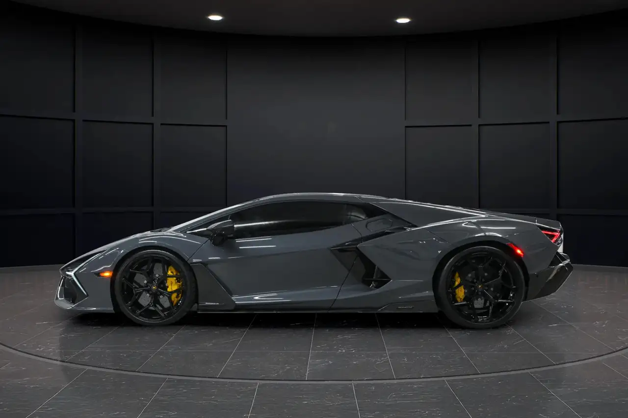 Lamborghini Revuelto снимка Lamborghini Revuelto