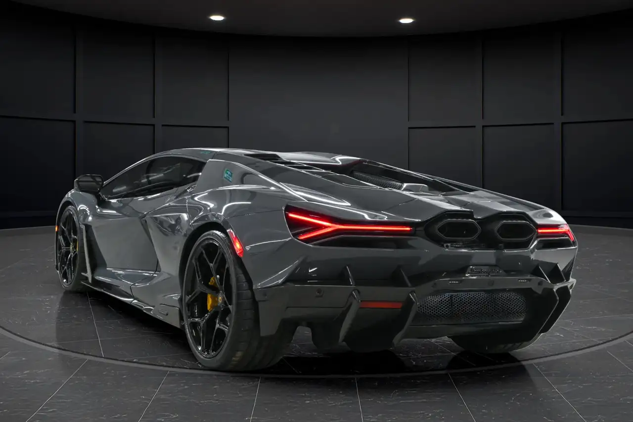 Lamborghini Revuelto снимка Lamborghini Revuelto