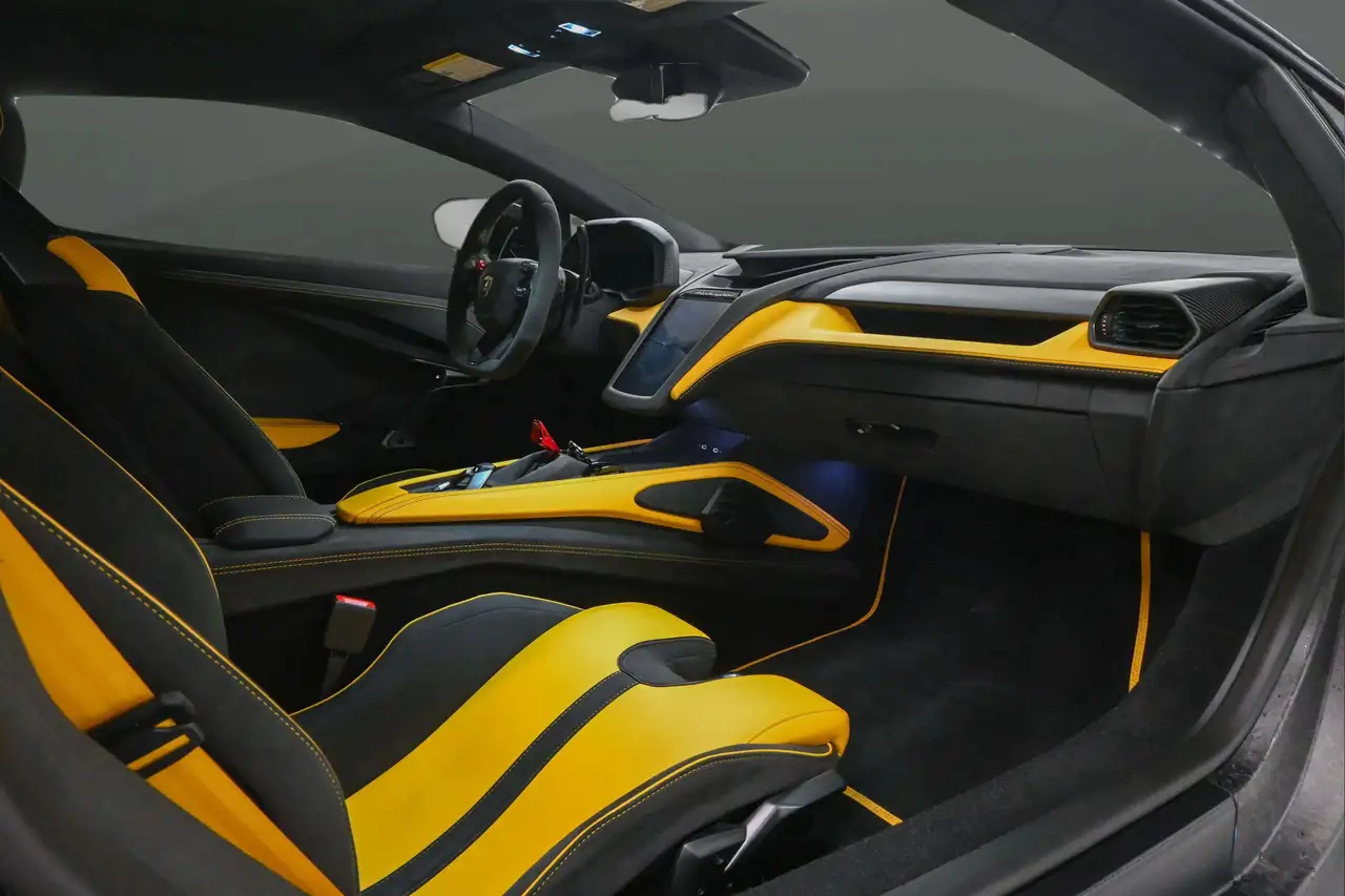 Lamborghini Revuelto снимка Lamborghini Revuelto