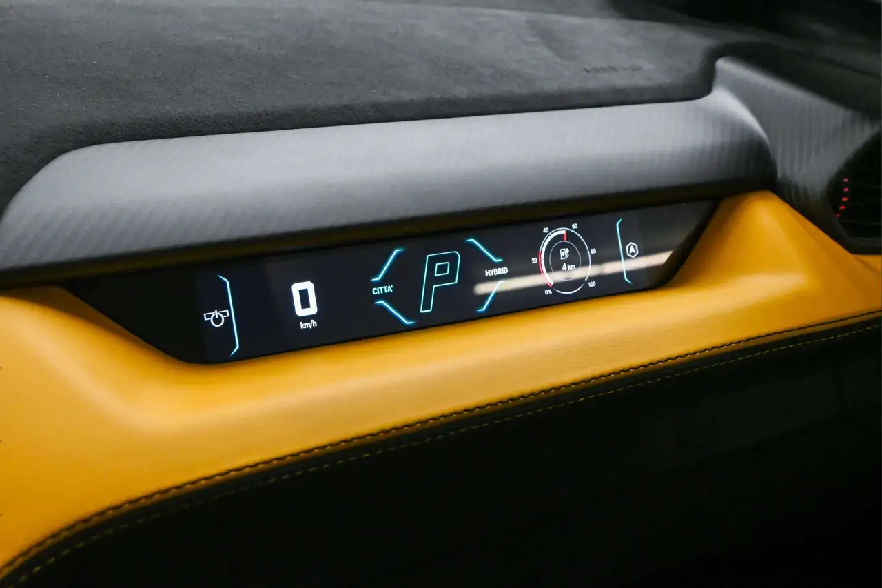 Lamborghini Revuelto снимка Lamborghini Revuelto