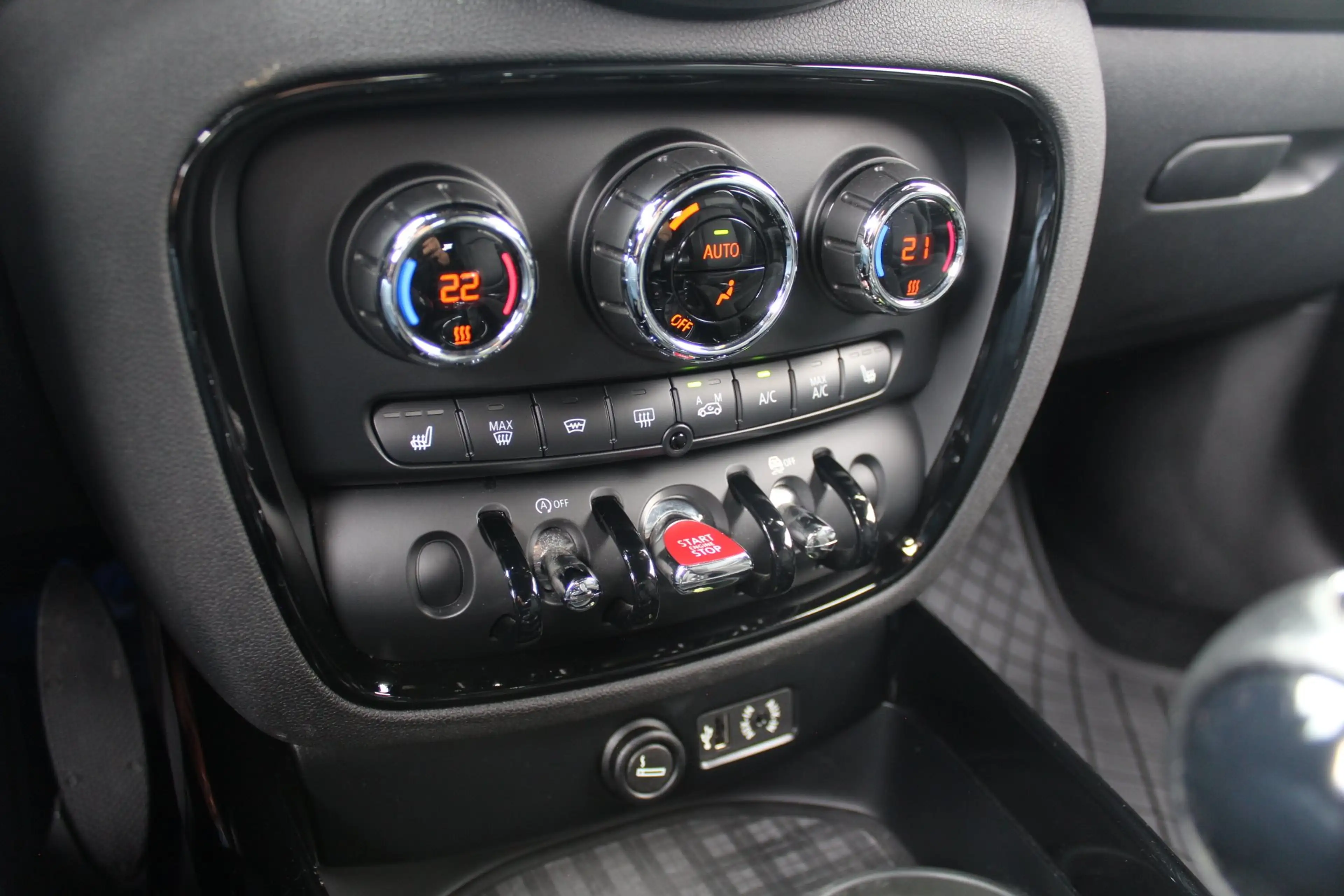MINI Cooper D Clubman — photo 15