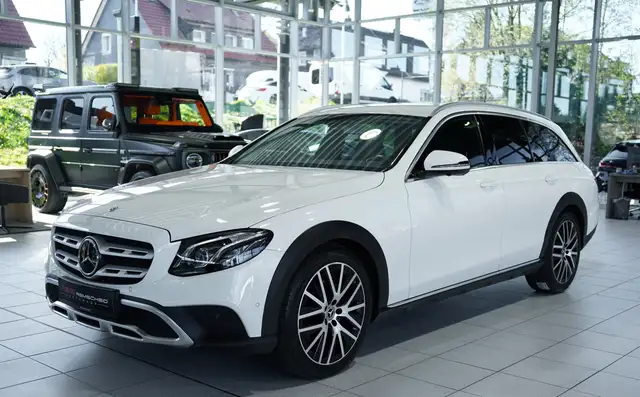 Mercedes-Benz 220 view 6