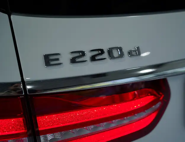 Mercedes-Benz 220 view 14