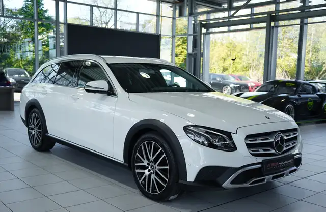 Mercedes-Benz 220 view 7