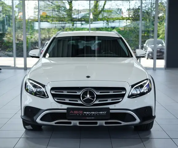 Mercedes-Benz 220 view 5