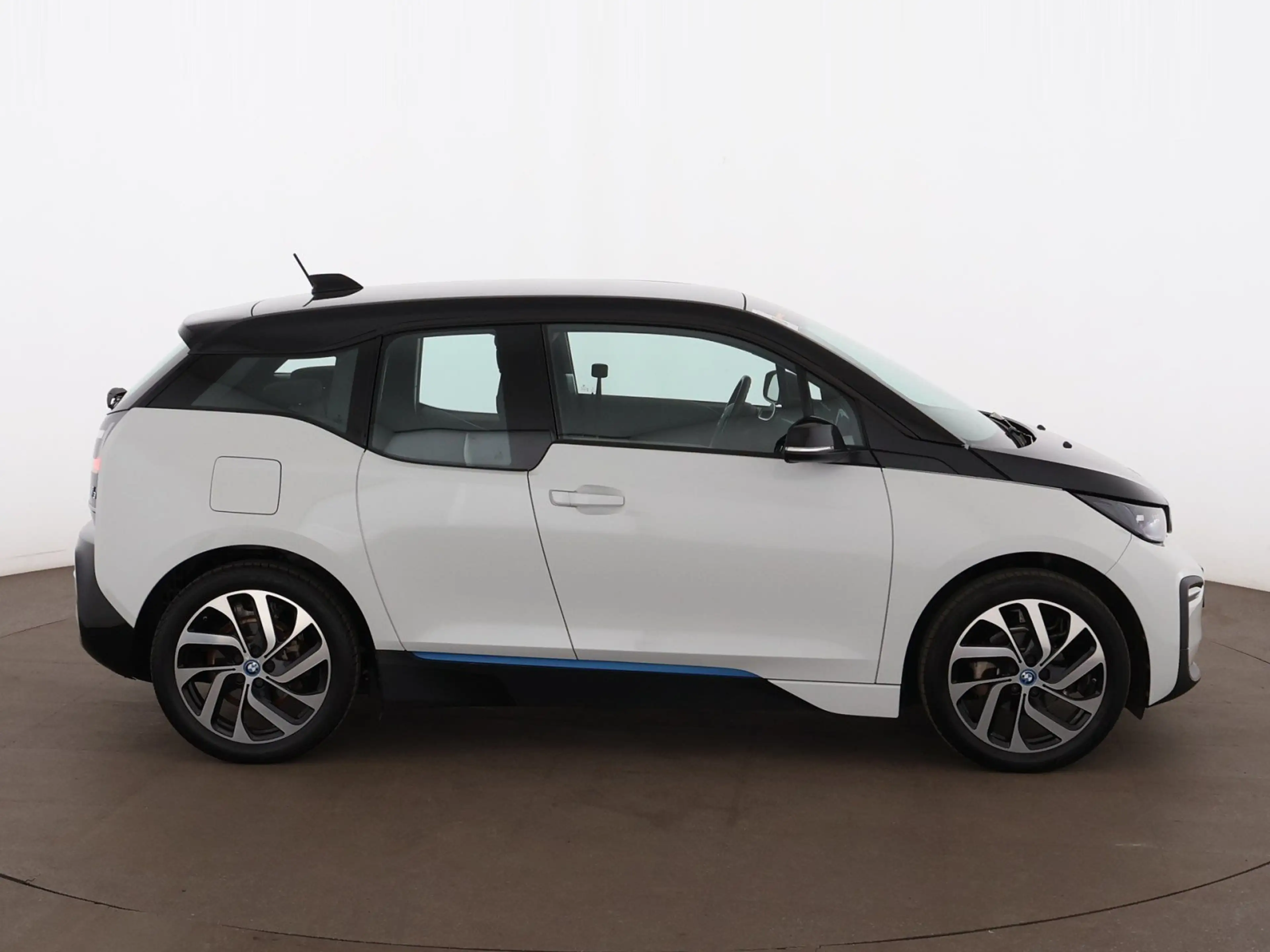BMW i3 120Ah Aut LED SITZHZG WAERMEPUMPE TEMPOMAT PDC — photo 9