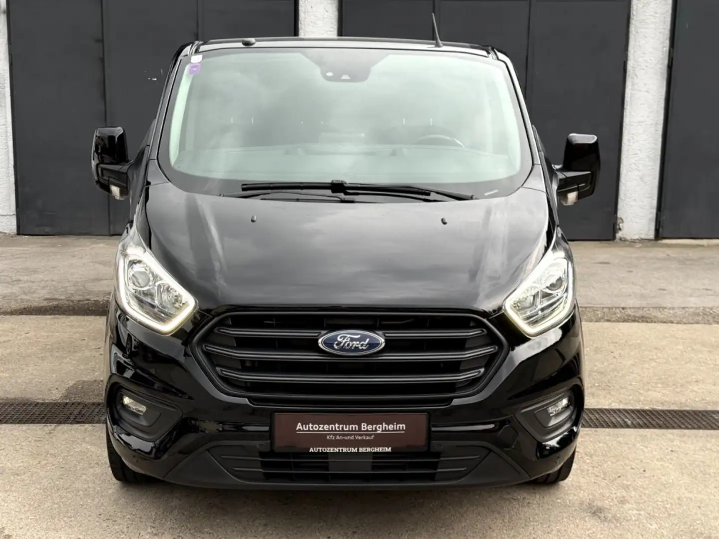Ford Transit Custom  2.0 TDCi 300 L2H1 Schwarz - 2
