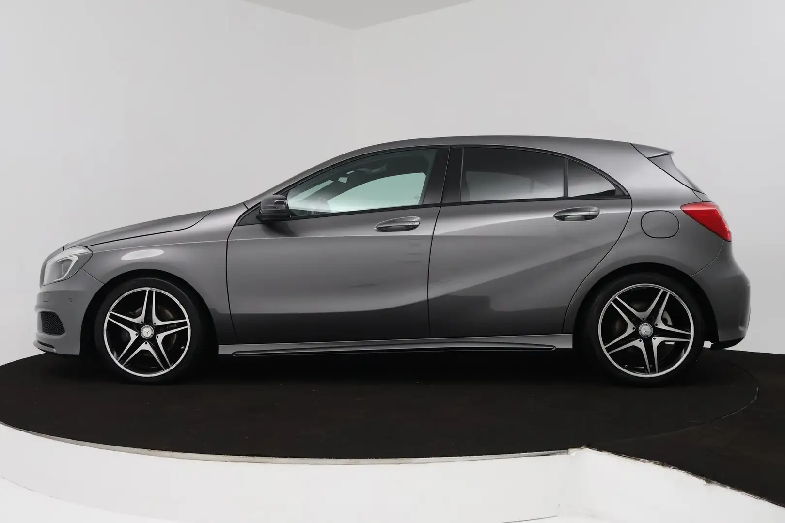 Mercedes-Benz A 180 AMG Automaat (PARKEERSENSOREN, NAVIGATIE, BLUETOOT Grijs - 2