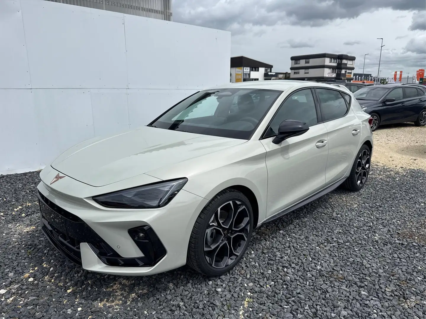 CUPRA Leon 1.5 eTSI DSG ACC SHZ RFK KEYLESS 1.5 eTSI DSG 1... Grau - 1