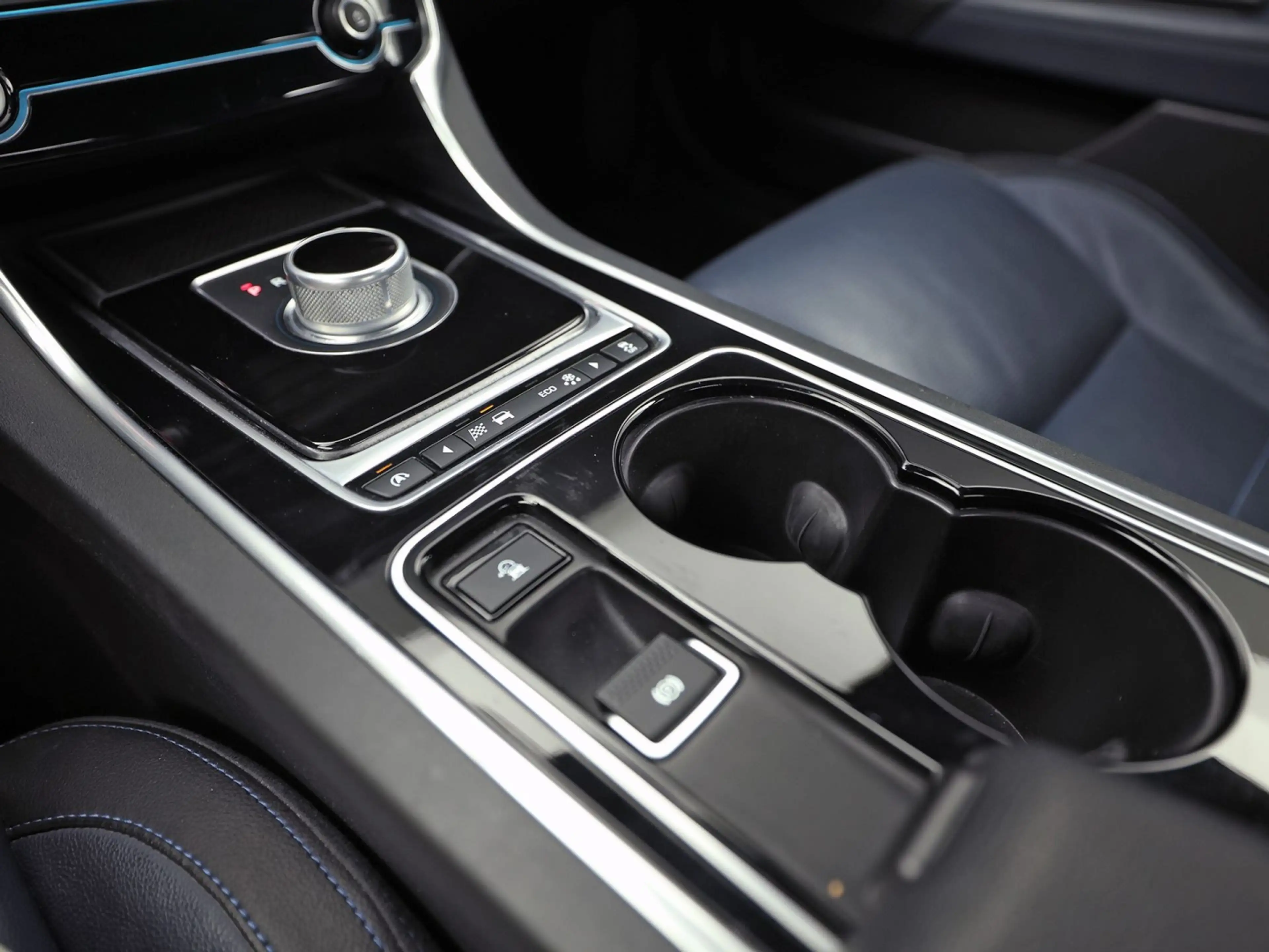 Jaguar XE 2.0 Portfolio 241Pk Automaat (NAVIGATIE, MERIDIAN — photo 25