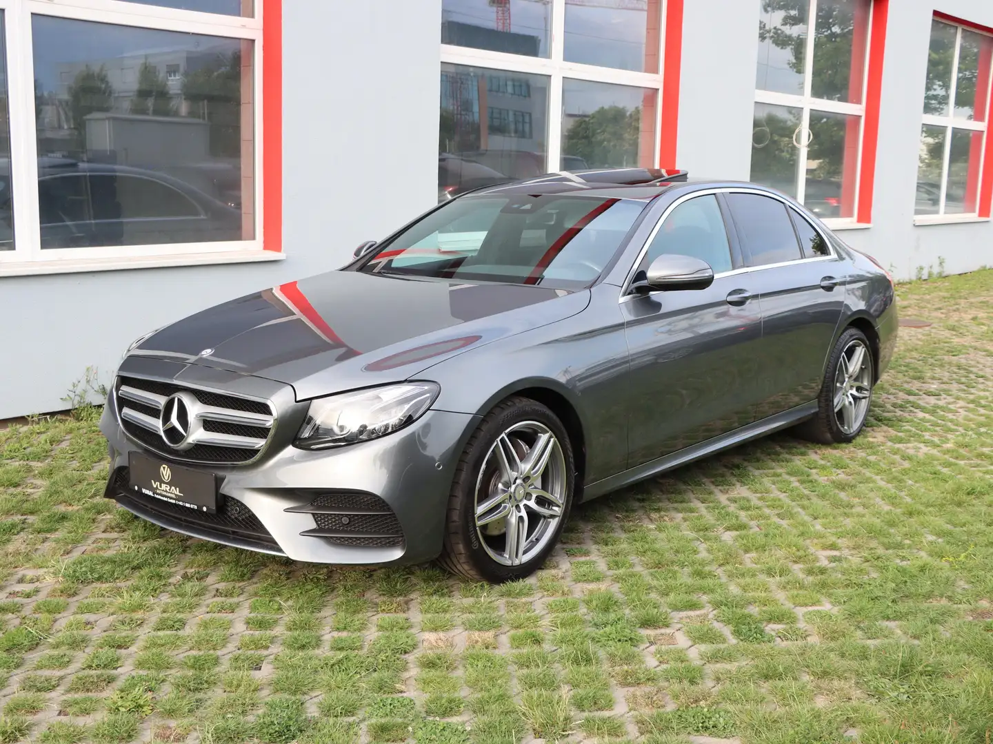 Mercedes-Benz E 220 d AMG-Line | Schiebedach | Multibeam | Kamera | Grau - 2