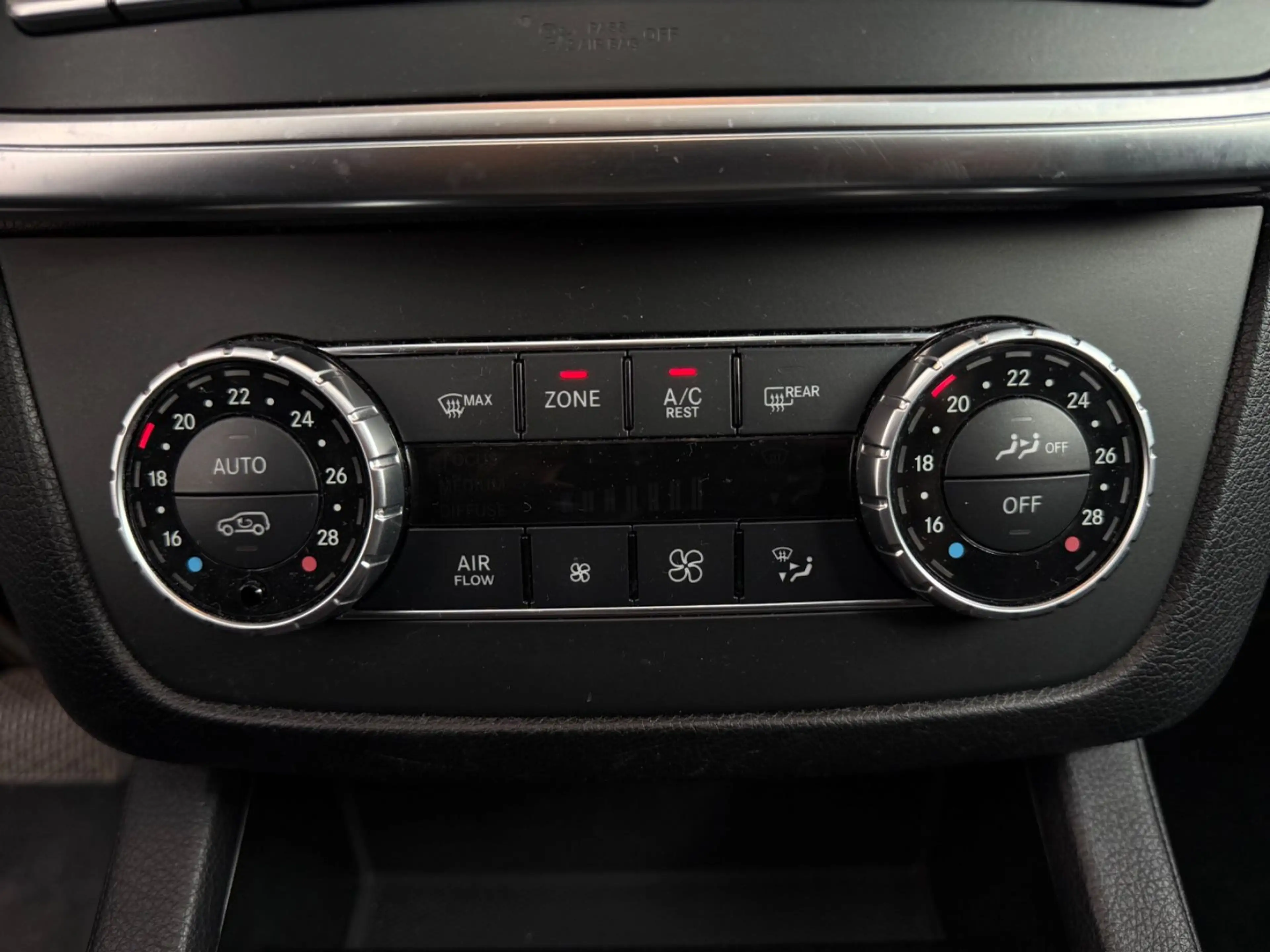 Mercedes-Benz GL 350 BlueTec 4Matic NAVI/LEDER/TV/PANO/7SITZER — photo 14
