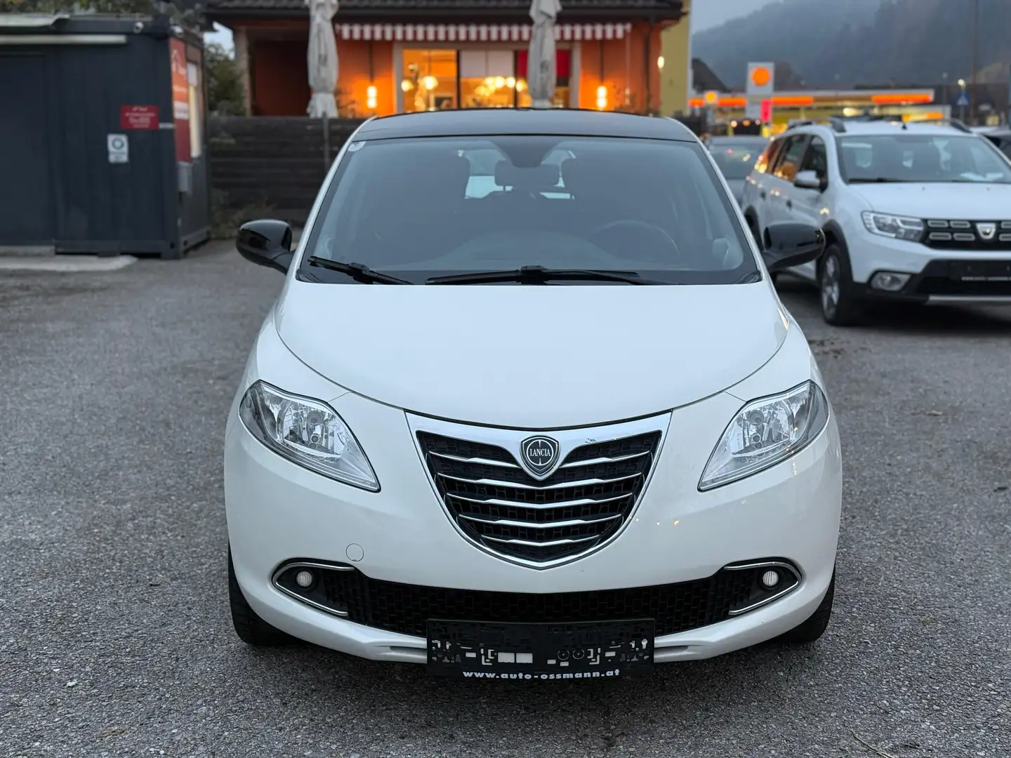 Lancia Ypsilon Platinum 1.2 TÜV NEU 1.Besitz Panorama Weiß - 2