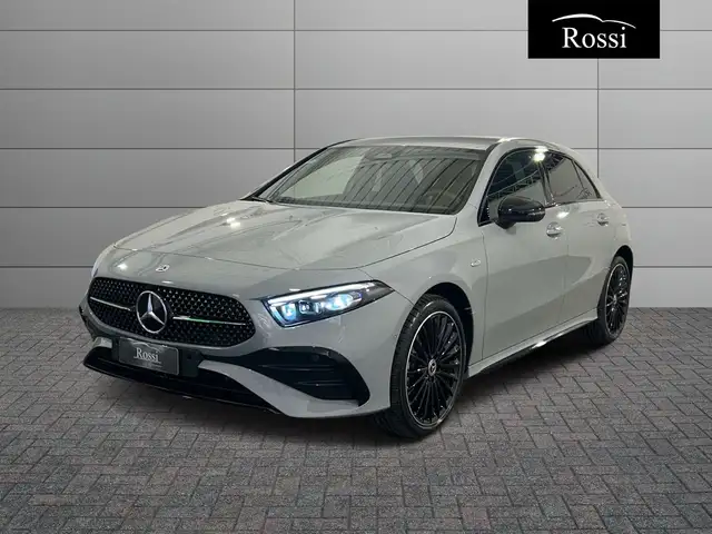 Mercedes-Benz A 250 e con tecnologia ibrida EQ Alpine Grey Edition