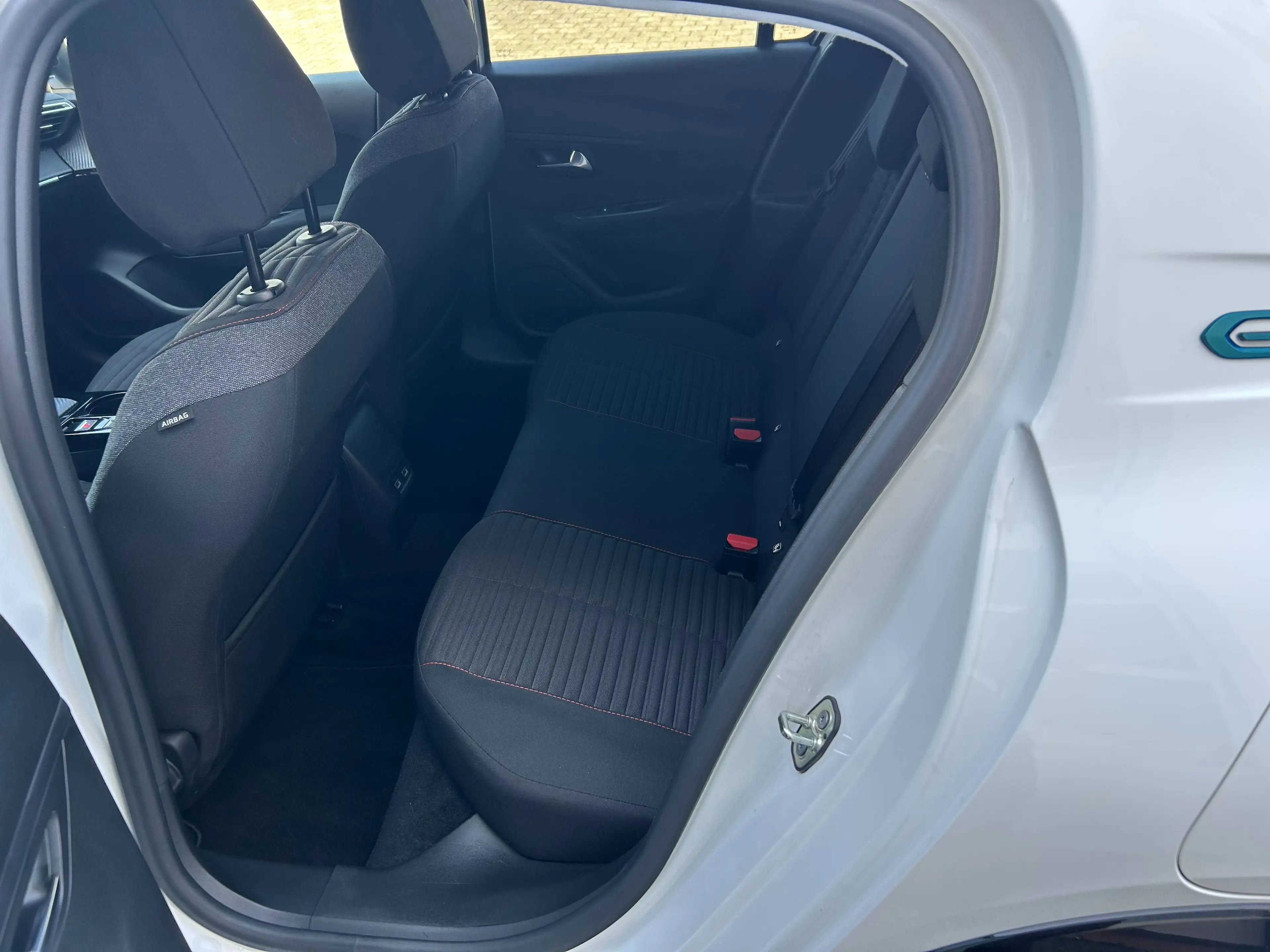 Peugeot e-208 Active Pack Elektromotor 136 — photo 12